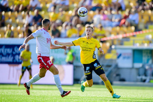 Jeppe Møldrup Okkels of Elfsborg and Vadim Bolohan of