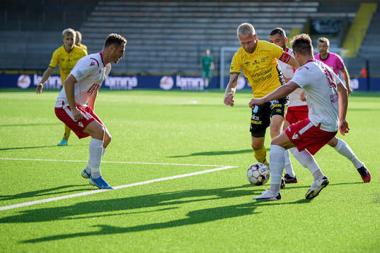 Johan Larsson of Elfsborg against Igor Arhirii and