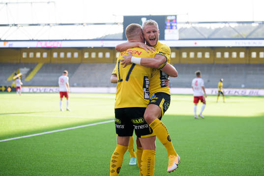 Per Frick och Simon Strand of Elfsborg celebrate the 3-0