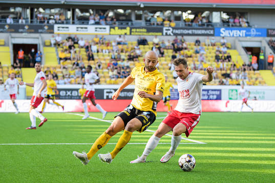 Robert Gojani of Elfsborg and Igor Arhirii of Milsami Orheis