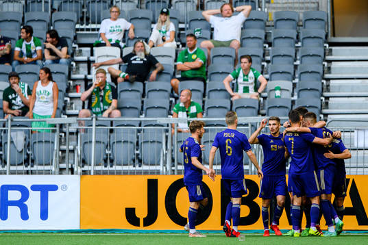 Players of Maribor the 1-1 goal by Nino Zugelj
