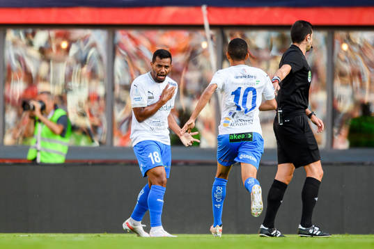 Värnamos Wenderson Oliveira do Nascimento och Erick Brendon jublar efter 0-1 av Christioan Moses , ej i bild