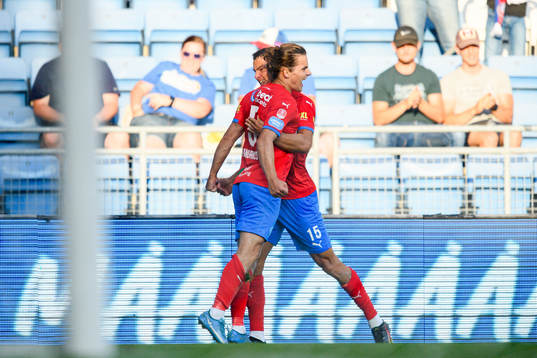 Helsingborgs Brandur Hendriksson Olsen och Assad Al Hamlawi jublar efter 1-1