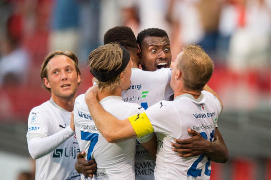 Värnamos Bernardo Vilar Estevao Jeronimo jublar med Freddy Winsth efter sitt 1-3 mål