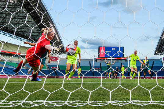 Hedvig Lindahl of Sweden as Sam Kerr of Australia scores 1-1