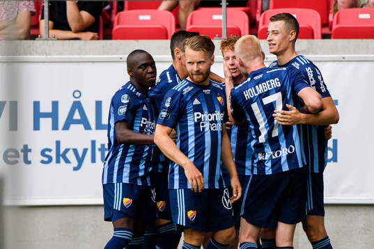 Djurgårdens Edward Chilufya , Jacob Une Larsson , Kalle Holmberg och Jesper Löfgren jublar med Aslak Witry efter 0-1