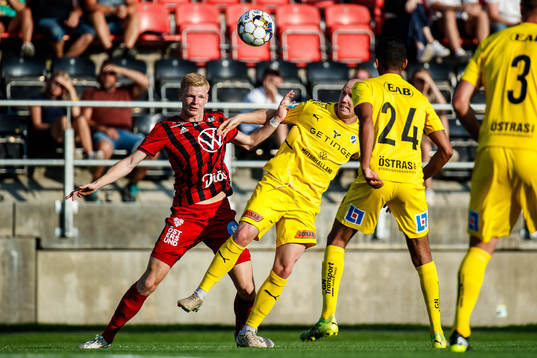 Östersunds Malcolm Stolt och Halmstads Simon Lundevall