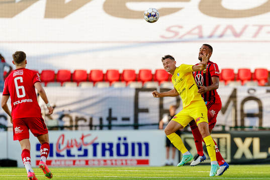 Halmstads Marcus Antonsson i kamp med Östersunds Noah Sonko Sundberg