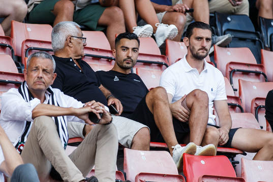 Örebros Jiloan Hamad och Agon Mehmeti på läktaren