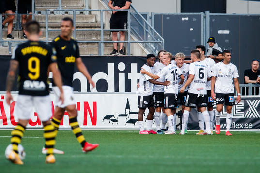 Örebros Dennis Collander jublar med lagkamrater efter 1-0