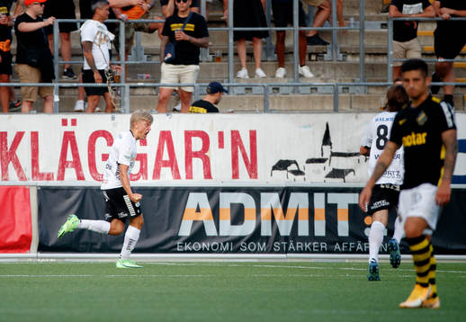 Örebros Dennis Collander jublar efter 1-0