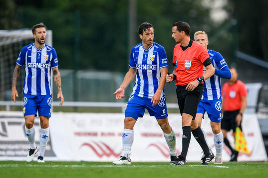 IFK Göteborgs Gustav Svensson i en diskussion med domare