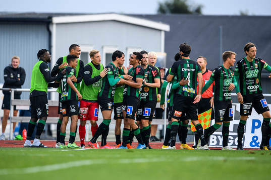 Varbergs Ryan Moon jublar med lagkamrater efter 2-0