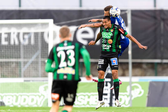 Varbergs Simon Karlsson Adjei och IFK Göteborgs Mattias Bjärsmyr