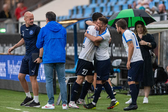 Akropolis Erik Figueroa jublar med Lamine Nekrouf efter att han gjort 1-1