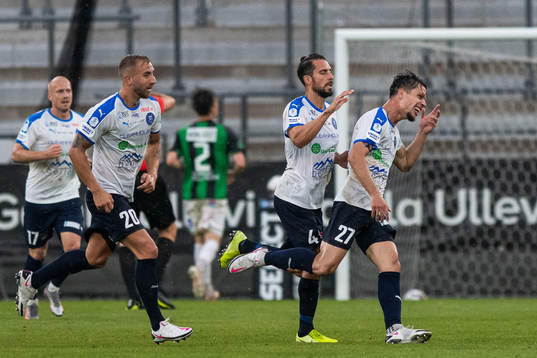 Akropolis Sotirios Nikopoulos och Panajotis Dimitriadis jublar med målskytten Erik Figueroa efter att han gjort 1-1
