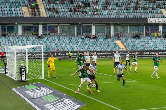 Akropolis målvakt John Alvbåge ser GAIS Julius Lindberg och Akropolis Panajotis Dimitriadis i kamp om bollen