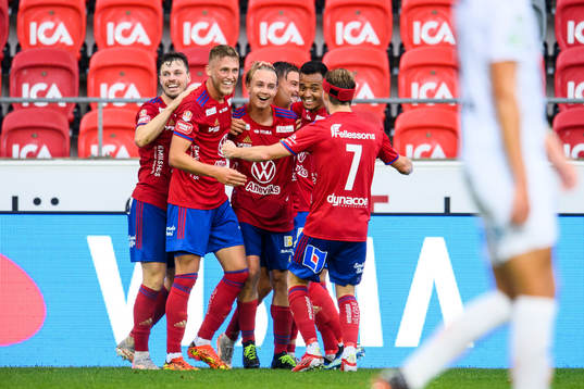 Östers Isak Magnusson jublar med lagkamrater efter 1-0