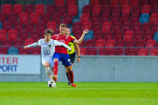 Jönköpings Robin Book i kamp med Östers Emil Engqvist 