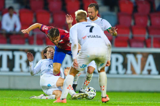 Östers Tatu Varmanen faller i kamp med Jönköpings Robin Book och Fredric Fendrich