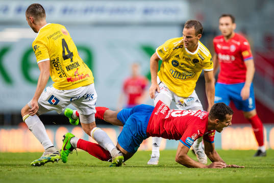 Falkenbergs Axel Norén och Anton Wede i duell med Helsingborgs Assad Al Hamlawi