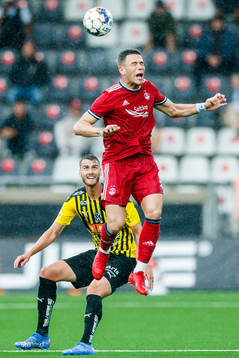 Johan Hammar of Häcken and Christian Ramirez of Aberdeen