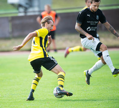 IFK Hässleholms Julian Groznadovski fintar i matchen i division 2 mellan Sölvesborg och iFK Hässleholm i Sölvesborg 31 juli 2021.