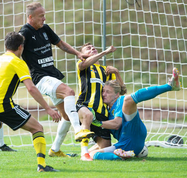 IFK Hässleholms målvakt Carl Lundahl Persson får lagkamraten Ivan Danielsson Andanovski i famnen i matchen i division 2 mellan Sölvesborg och iFK Hässleholm i Sölvesborg 31 juli 2021.