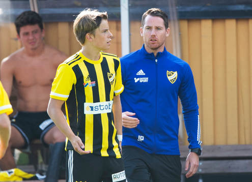IFK Hässleholms tränare Johan Persson släpper in debutanten Jussi Tikkanen i matchen i division 2 mellan Sölvesborg och iFK Hässleholm i Sölvesborg 31 juli 2021.