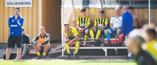 Deppigt på IFK Hässleholms bänk i matchen i division 2 mellan Sölvesborg och iFK Hässleholm i Sölvesborg 31 juli 2021.