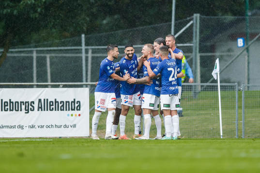 Trelleborgs Fritiof Björkén jublar med lagkamrater efter 2-0
