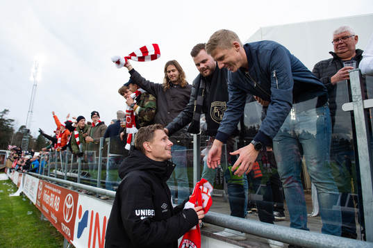 Degerfors Johan Bertilsson firar med publiken