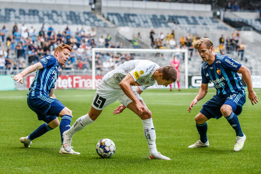 Djurgårdens Aslak Witry och Hampus Finndell mot Häckens