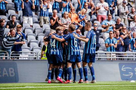 Djurgårdens Aslak Witry jublar med lagkamrater efter 1-0