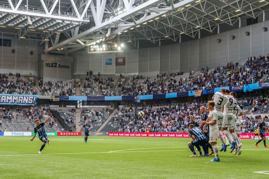 Djurgårdens Aslak Witry slår en frispark