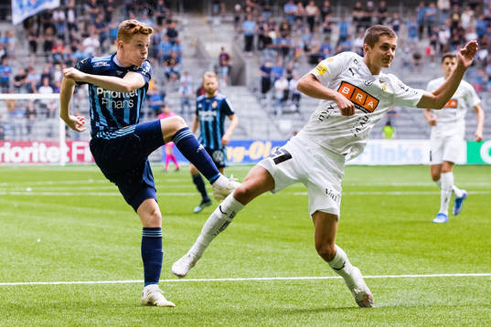 Djurgårdens Aslak Witry med ett skott förbi Häckens Leo