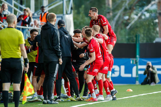 Östersunds Felix Hörberg jublar efter att Patrick Kpozo gjort 1-0