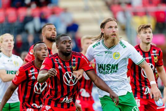 Östersunds Isak Ssewankambo i kamp med Hammarbys Bjørn Paulsen