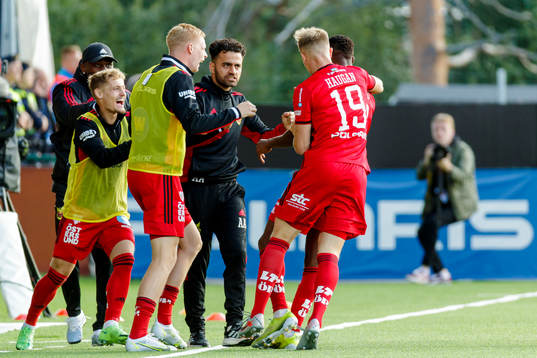 Östersunds tränare Amir Azrafshan jublar med spelar