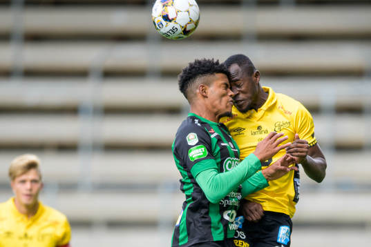 Varbergs Dean Solomons och Prince Isaac Kouame nickar ihop