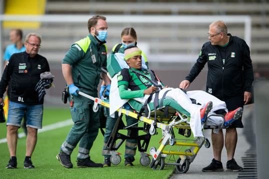 Varbergs Dean Solomons förväg med ambulans efter skada
