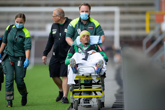 Varbergs Dean Solomons förväg med ambulans efter skada