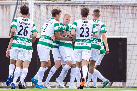 Västerås Filip Tronét jublar efter 3-1