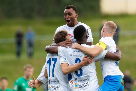 Värnamos Oscar Uddenäs jublar med lagkamrater efter 0-2