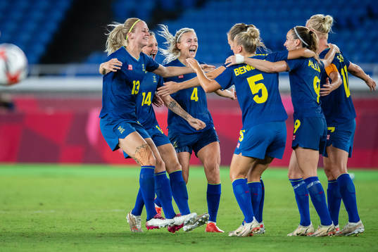 Players of Sweden celebrate winning in the women´s football match between Australia and Sweden at Tokyo 2020 Olympic Games