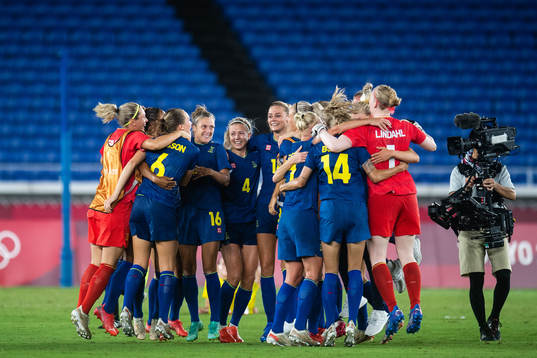  Players of Sweden celebrates winning in the women´s football match between Australia and Sweden at Tokyo 2020 Olympic Games