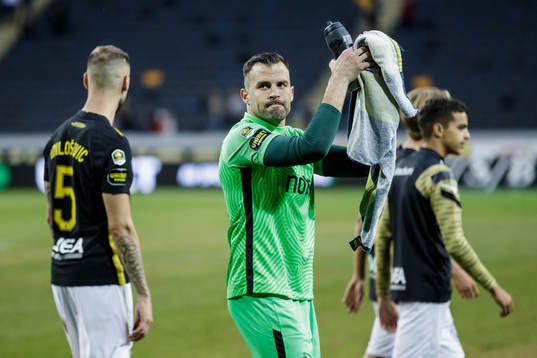 s målvakt Budimir Janošević jublar efter fotbollsmatchen i Allsvenskan mellan AIK och Halmstad den 2 augusti 2021 i Stockholm. 