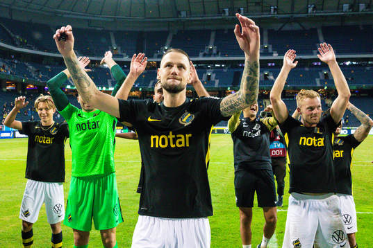 s Alexander Milosevic jublar efter fotbollsmatchen i Allsvenskan mellan AIK och Halmstad den 2 augusti 2021 i Stockholm. 