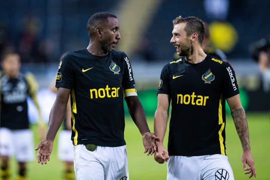 s Henok Goitom och Filip Rogic  jublar efter fotbollsmatchen i Allsvenskan mellan AIK och Halmstad den 2 augusti 2021 i Stockholm. 