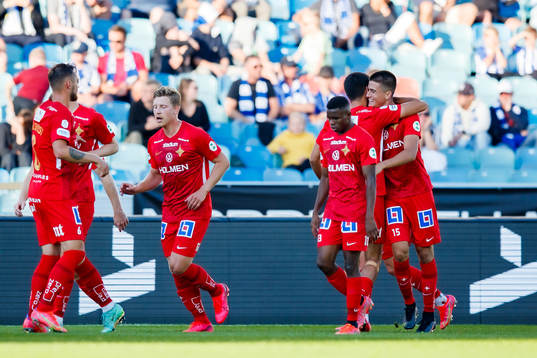 IFK Norrköpings Carl Björk jublar med lagkamrater efter 0-2